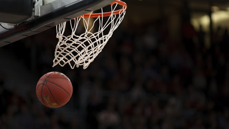 NBA篮球运动员在2026赛季比赛中扣篮的精彩瞬间